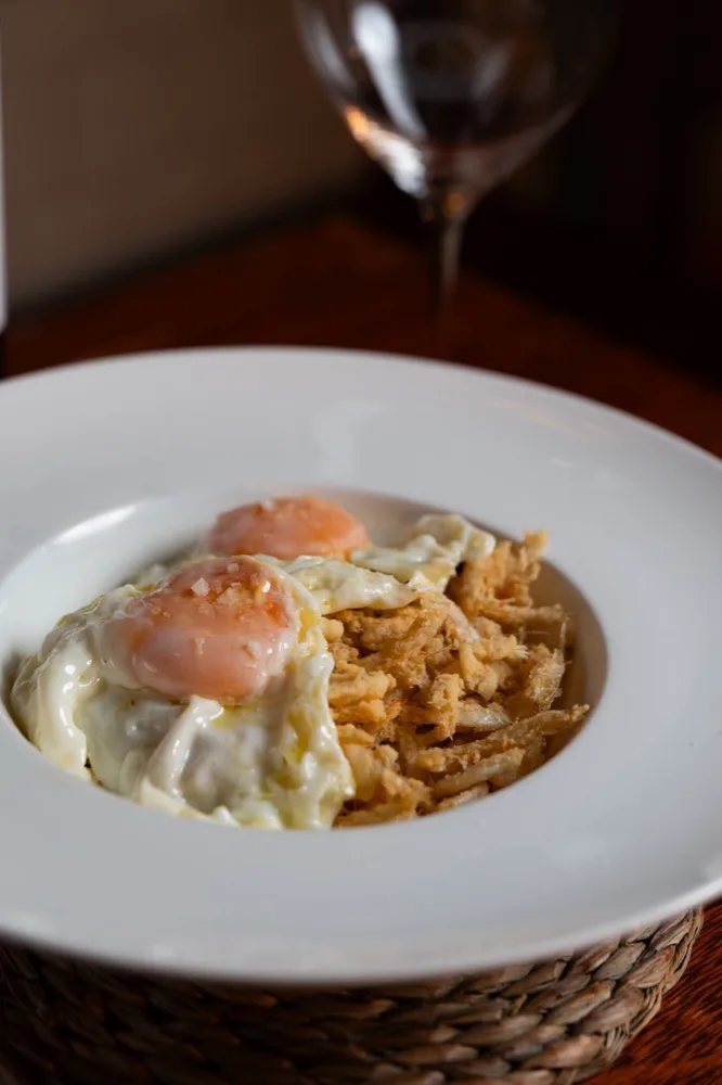 Huevos con producto de temporada en Bodega Los Tintos, Granada