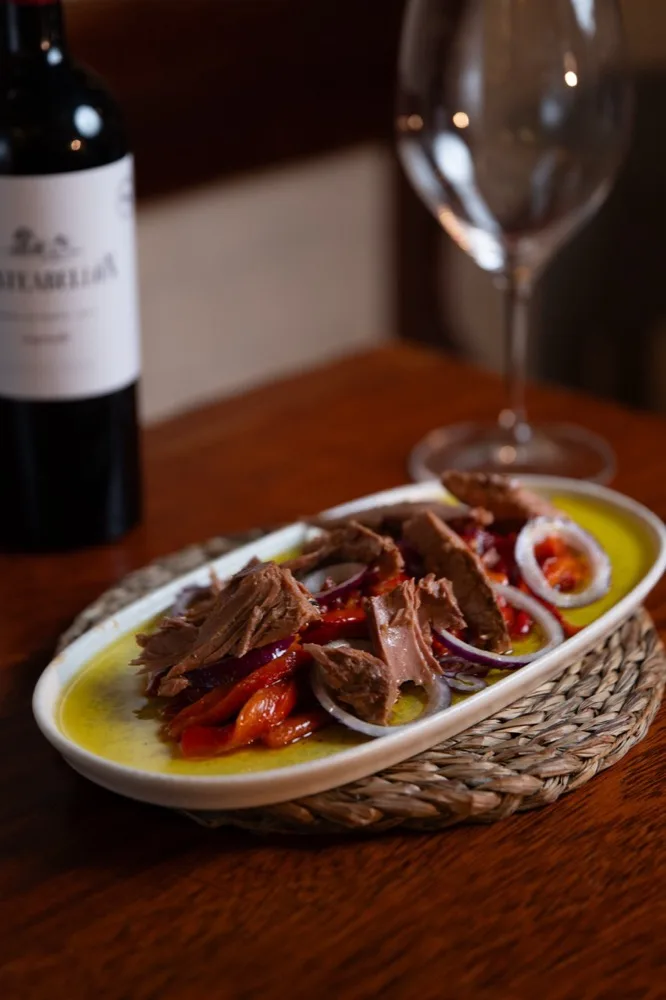 Ensalada de pimientos asados con ventresca de atún