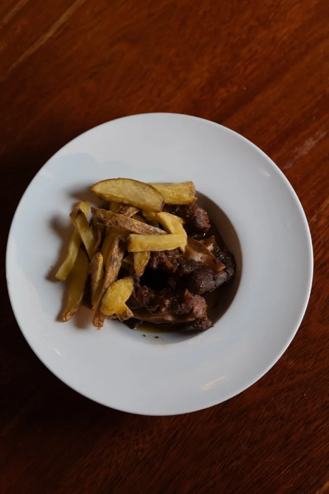 Lomo con ajos, el clásico de Bodega Los Tintos