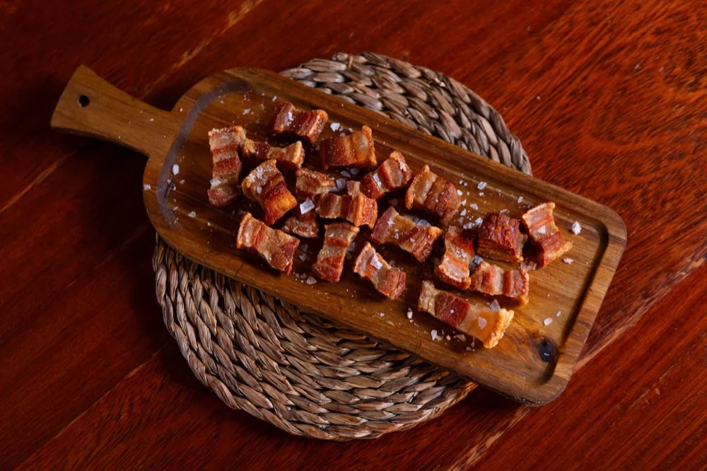 Torreznos de Soria servidos en tabla, Bodega Los Tintos