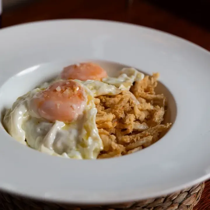 Huevos con producto de temporada en Bodega Los Tintos