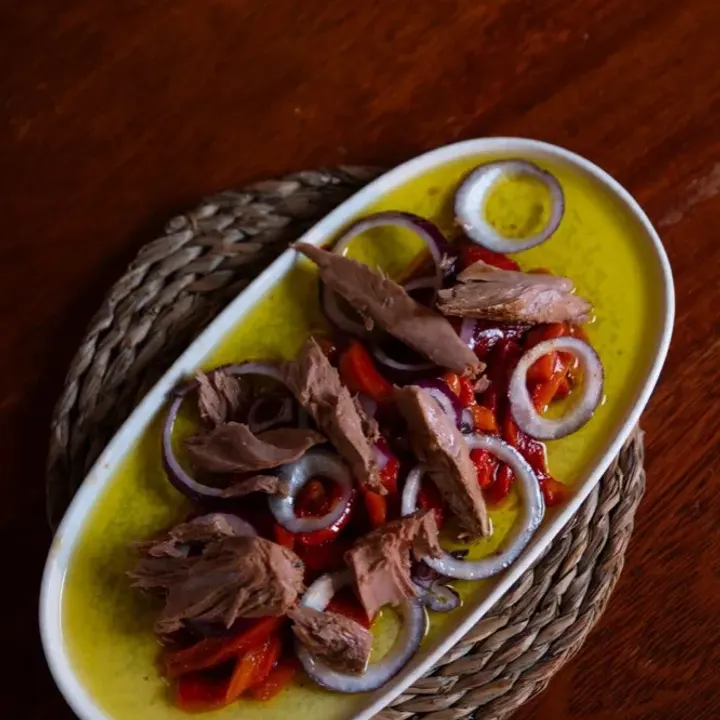 Ensalada de pimientos asados con ventresca de atún en Bodega Los Tintos