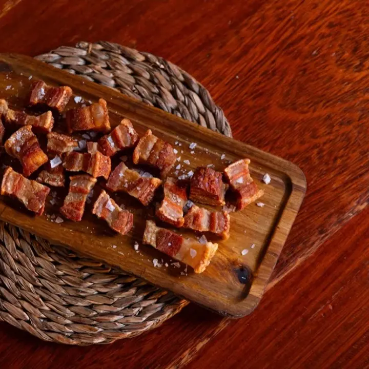Torreznos de Soria en tabla, Bodega Los Tintos